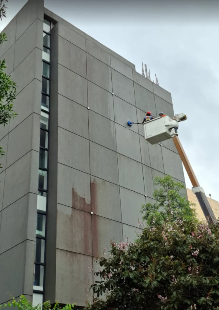 Rotating surface cleaner used on the commercial facade from an elevated basket