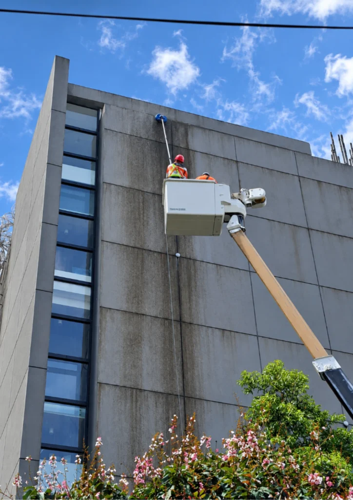 TopMop facade cleaning with manlift access in Valenzuela
